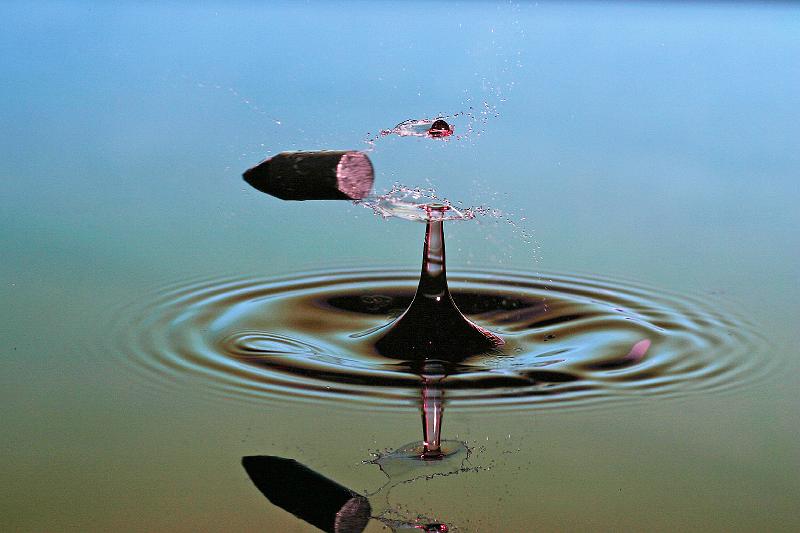 Bullet-Slicing-Water-Drop-2